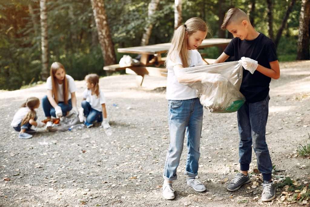 Niños reciclando, papeleras de exterior que fomenten el reciclaje